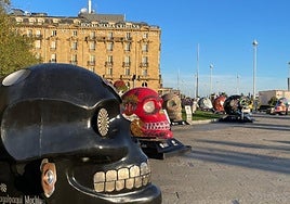 Los doce 'Mexicráneos' de colores instalados en la plaza Ramón Labayen de San Sebastián.