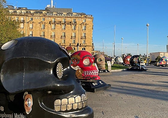 Los doce 'Mexicráneos' de colores instalados en la plaza Ramón Labayen de San Sebastián.