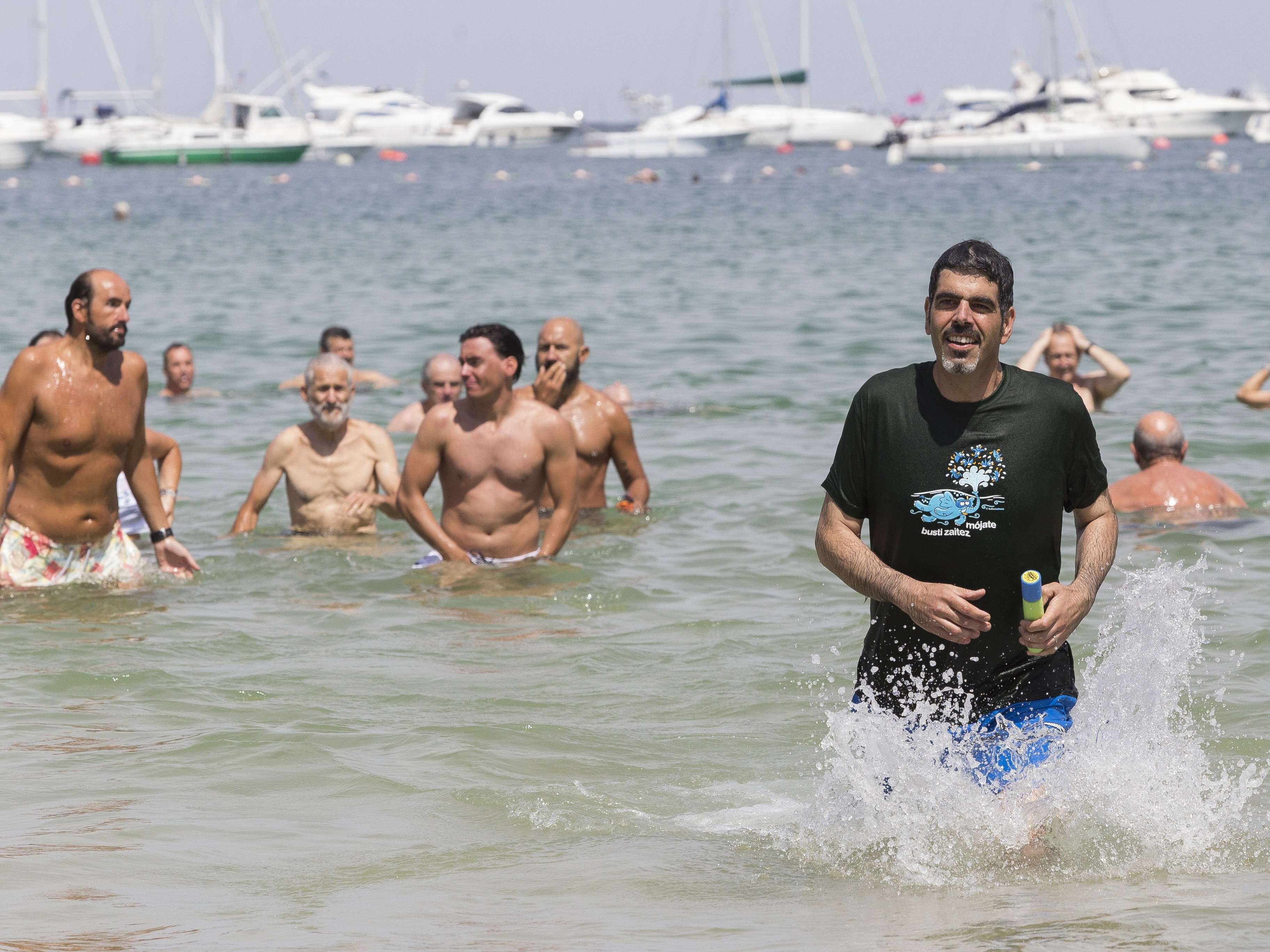 Chapuzon solidario de Eneko Goia en favor de los enfermos de Esclerosis Múltiple.