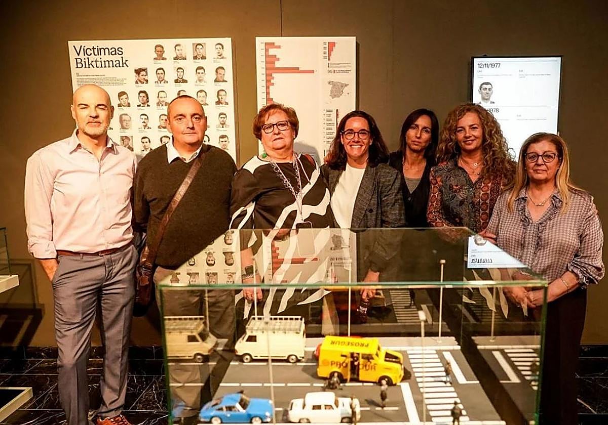 Víctimas de la banda, y Ladrón de Guevara, comisaria de la exposición.