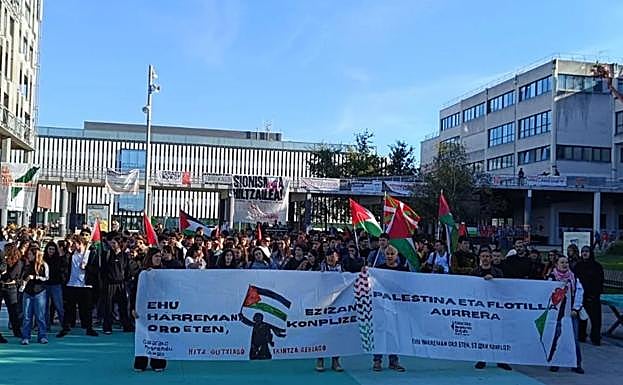 Vista de la manifestación en el campus de la EHU en Leioa.