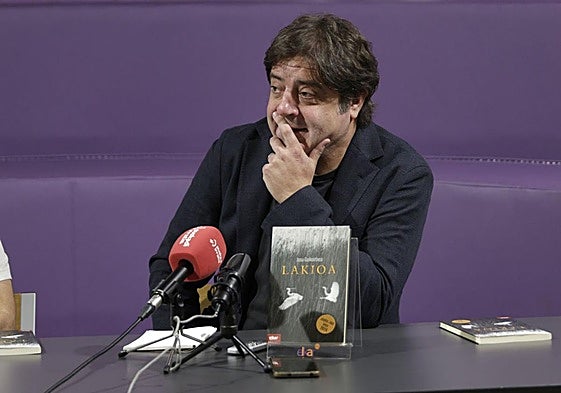 Josu Goikoetxea, 'Lakioa' ipuin-bildumaren aurkezpenean.