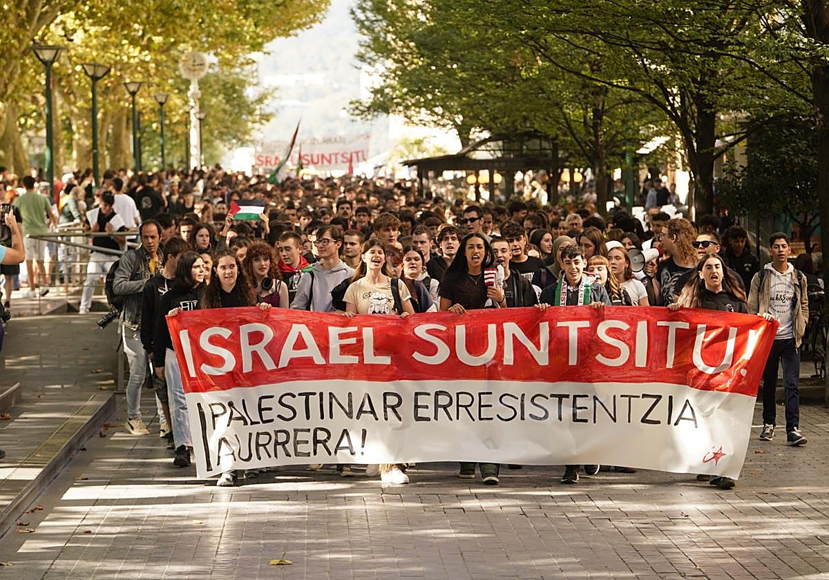 Los estudiantes muestran en Donostia su solidaridad con el pueblo palestino