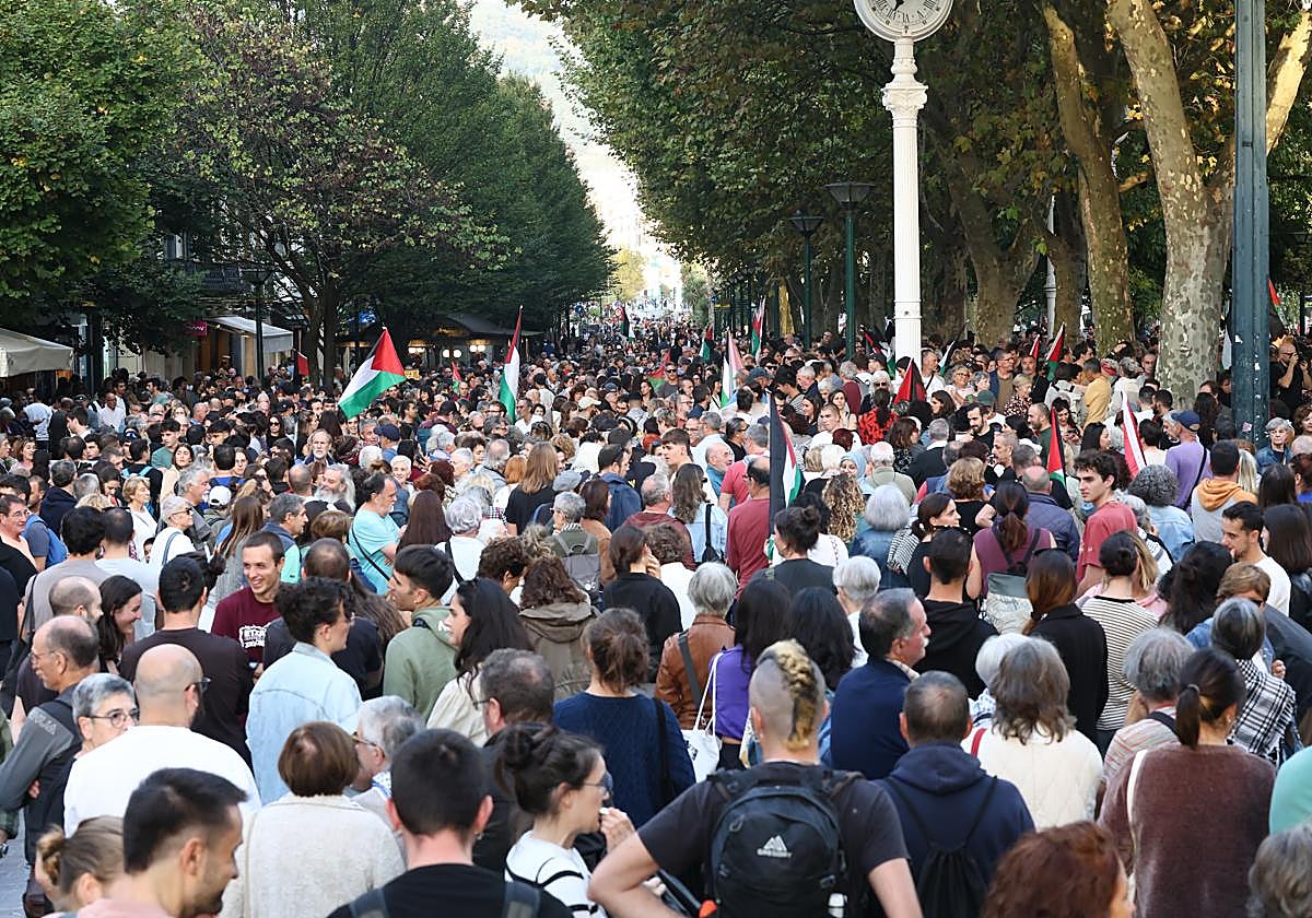 Cientos de personas, en el Boulevard de Donostia antes del inicio de la manifestación.