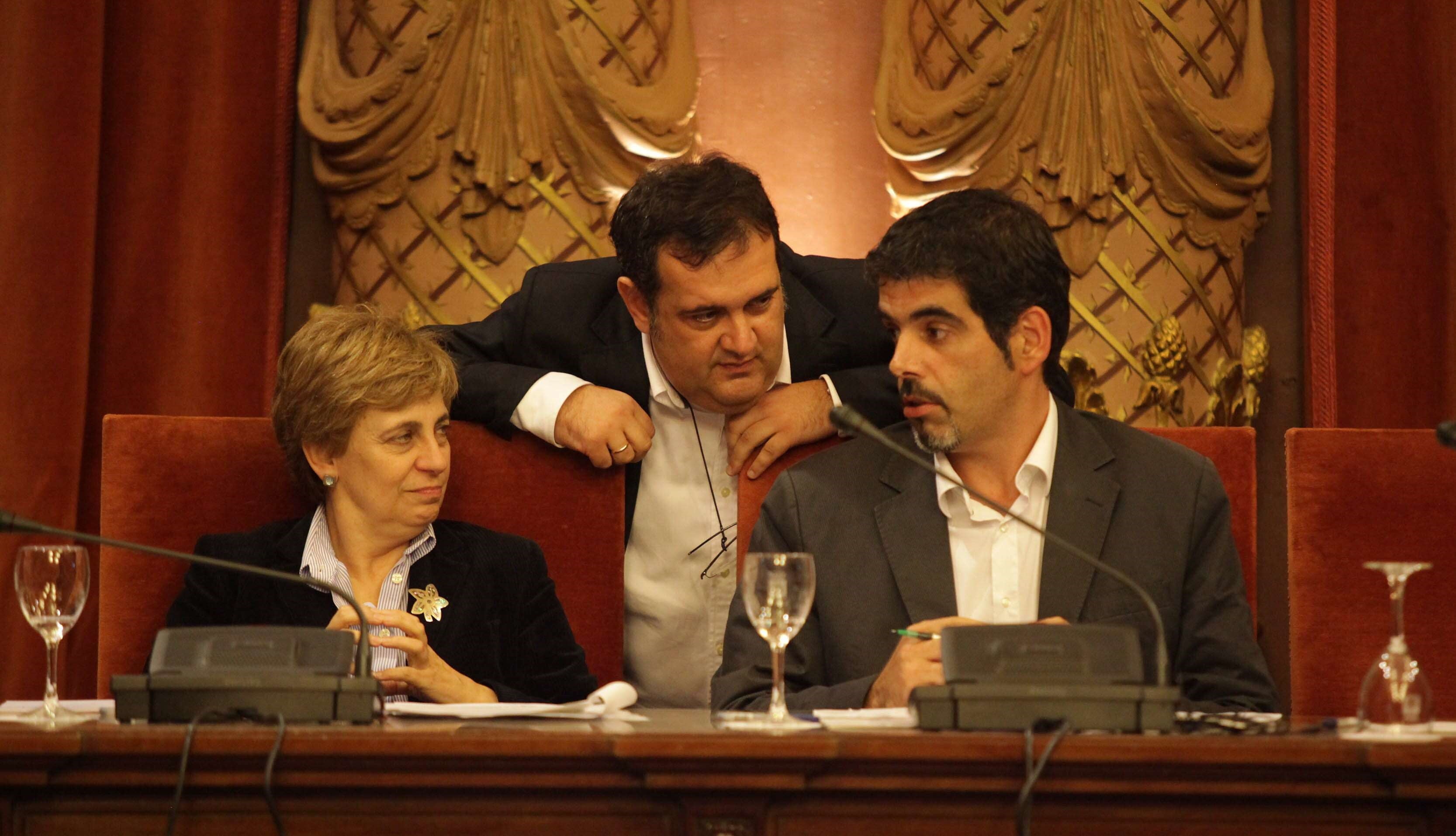 Miren Azkarate, Ernesto Gasco y Eneko Goia durante un pleno.