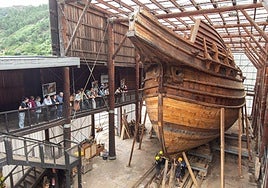 Réplica de la nao San Juan que se construye en el astillero-museo de Albaola en Pasaia