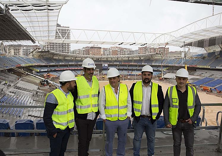 Eneko Goia durante la remodelación del campo de Anoeta en 2018.