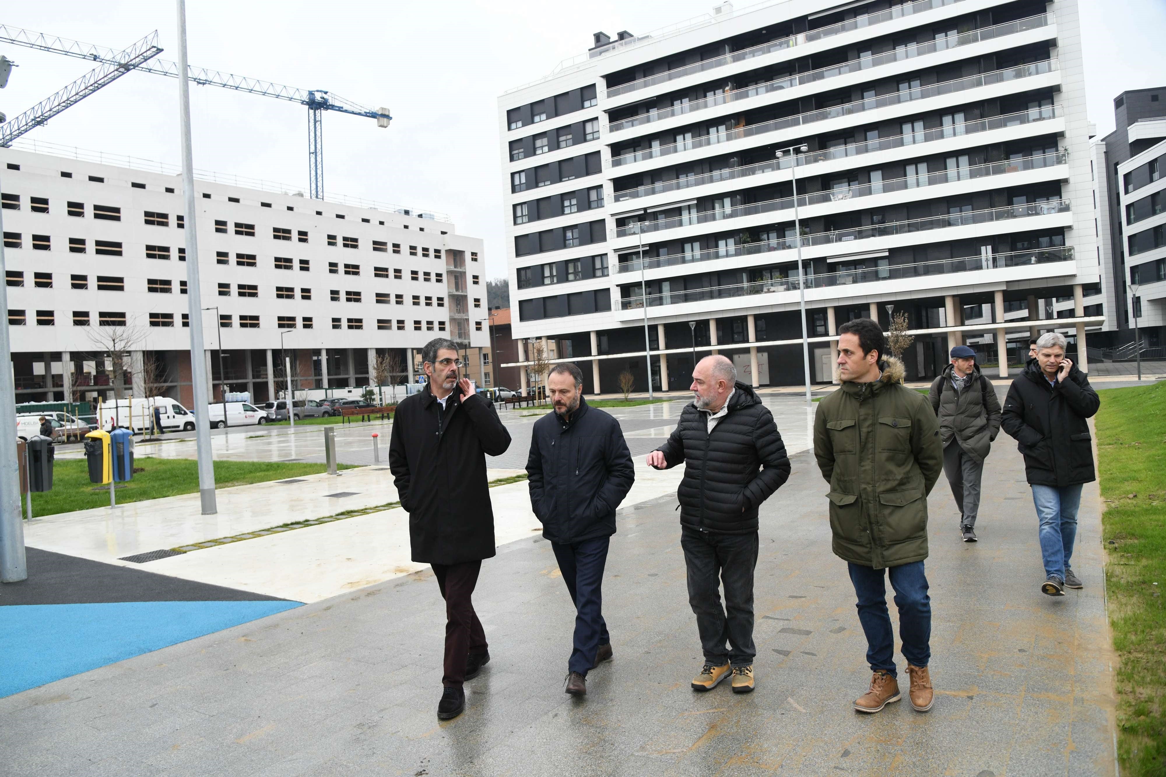 Eneko Goia recorre el barrio de Txomin en 2023.