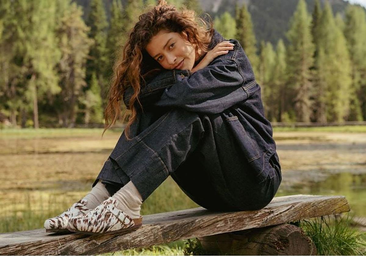 Los zuecos con 'print' de vaca combinados con calcetines nos apasionan.