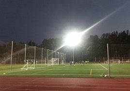 Los nuevos focos ya alumbran el estadio Mikel Ordiozola de Beraun.