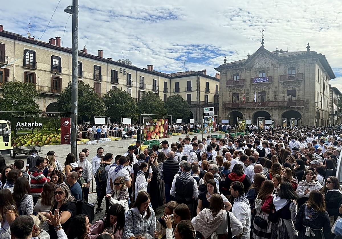 Veintiocho sidrerías de catorce localidades convertirán la plaza en un gran sagardotegi al aire libre.