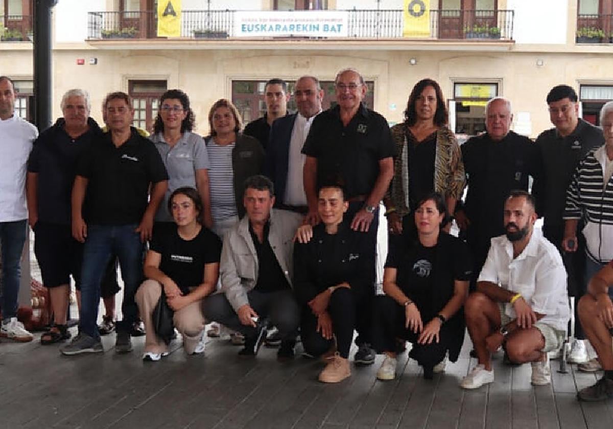 Udaleko ordezkari, antolatzaile eta parrilleroak, festaren aurkezpenean.