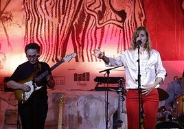 Clara Collantes y Miren Iza, guitarra y voz en Tulsa.