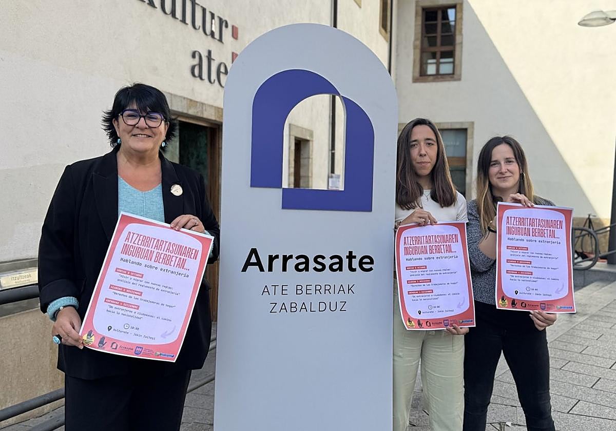 La concejala de Bienestar Social Jasone Giraldo y dos representantes del SOS Racismo.