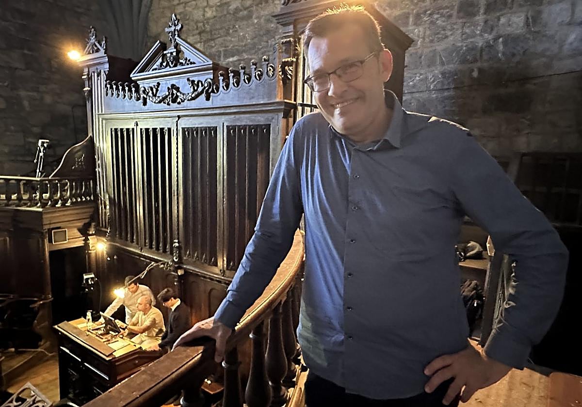 Echechipia ante el órgano de Bera momentos antes del inicio del concierto de Juan de la Rubia.