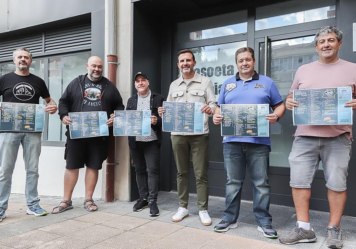 Representantes municipales y miembros de Sasoeta Sasoian en la presentación de las fiestas.