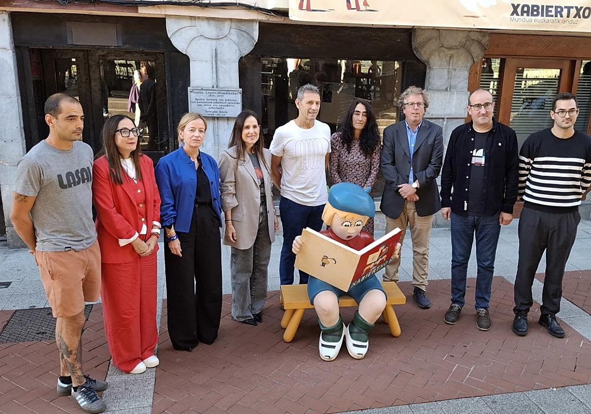 Representantes políticos, euskaltzales y miembros de la familia López-Mendizabal posan junto a 'Xabiertxo', minutos antes del comienzo del acto.