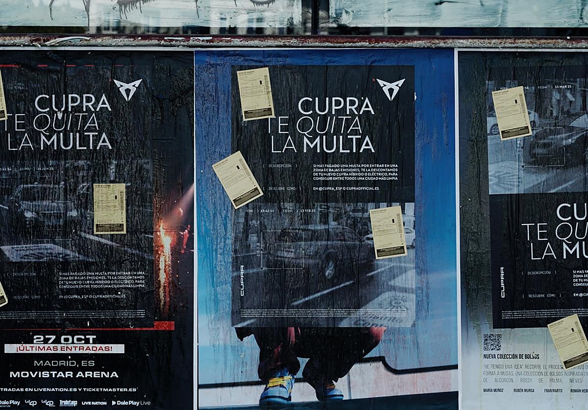 Cartel alusivo a la campaña de la marca de automóviles