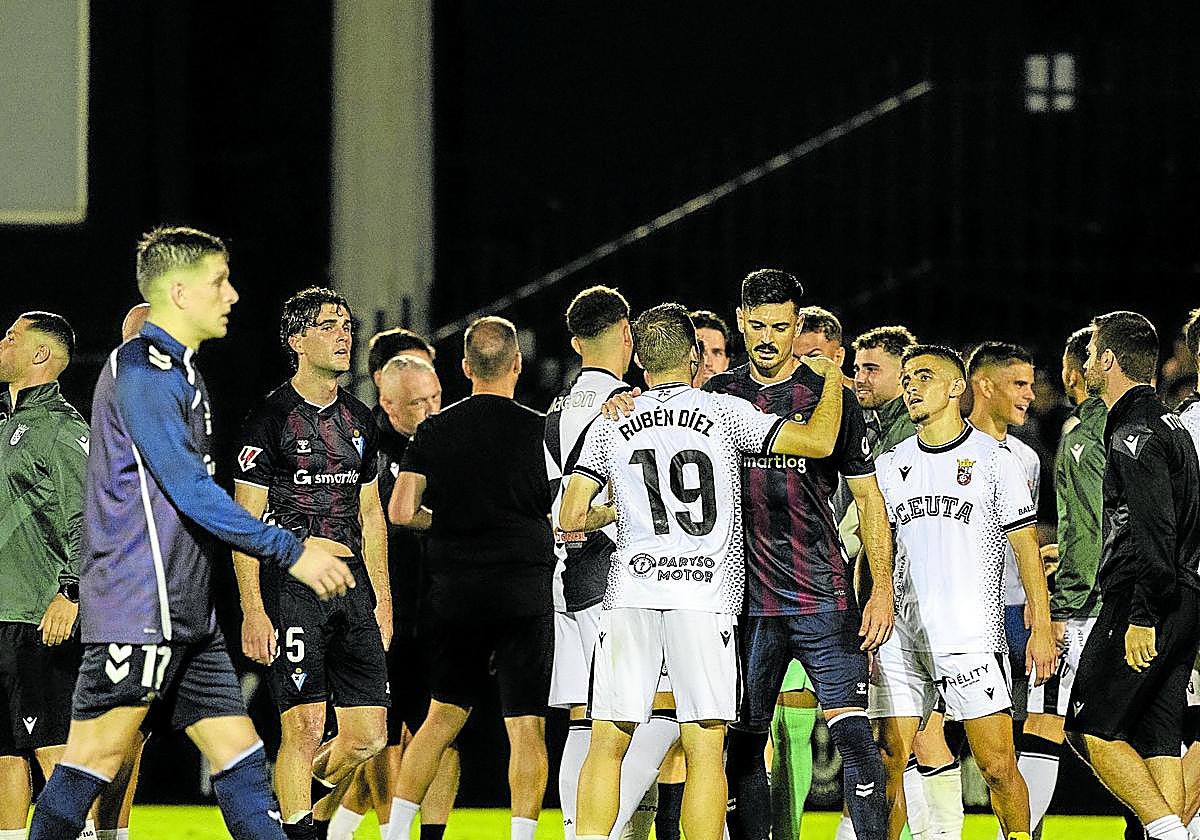 Los azulgranas felicitan al Ceuta por su triunfo con un evidente malestar por otra oportunidad perdida fuera.