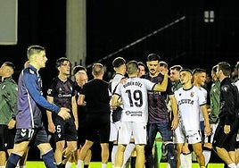 Los azulgranas felicitan al Ceuta por su triunfo con un evidente malestar por otra oportunidad perdida fuera.