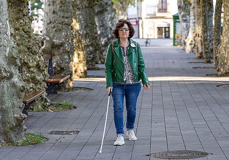 Ana Grijalba camina con la ayuda de un bastón por la plaza Urdanibia de Irun.
