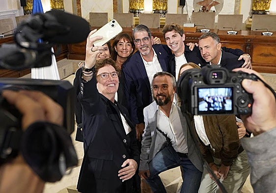 Goia y su equipo de concejales tras el anuncio de su renuncia.