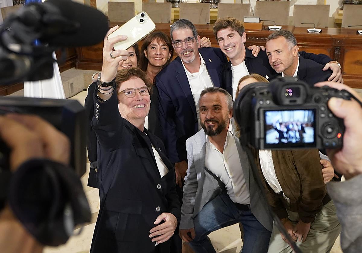 Goia y su equipo de concejales tras el anuncio de su renuncia.