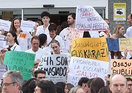 Concentración de médicos frente al Hospital Donostia.