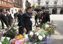 Una cuadrilla realiza la ofrenda floral en honor a la virgen.