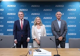 José Miguel Ayerza, director general de Adegi; Isabel Busto, presidenta de la patronal guipuzcoana, y Patxi Sasigain, responsable de competitividad, en la presentación de este viernes de la encuesta de coyuntura.
