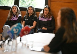 Amondarain, Eraso y Ostolaza escuchan a Santesteban en su comparecencia para anunciar su retirada.