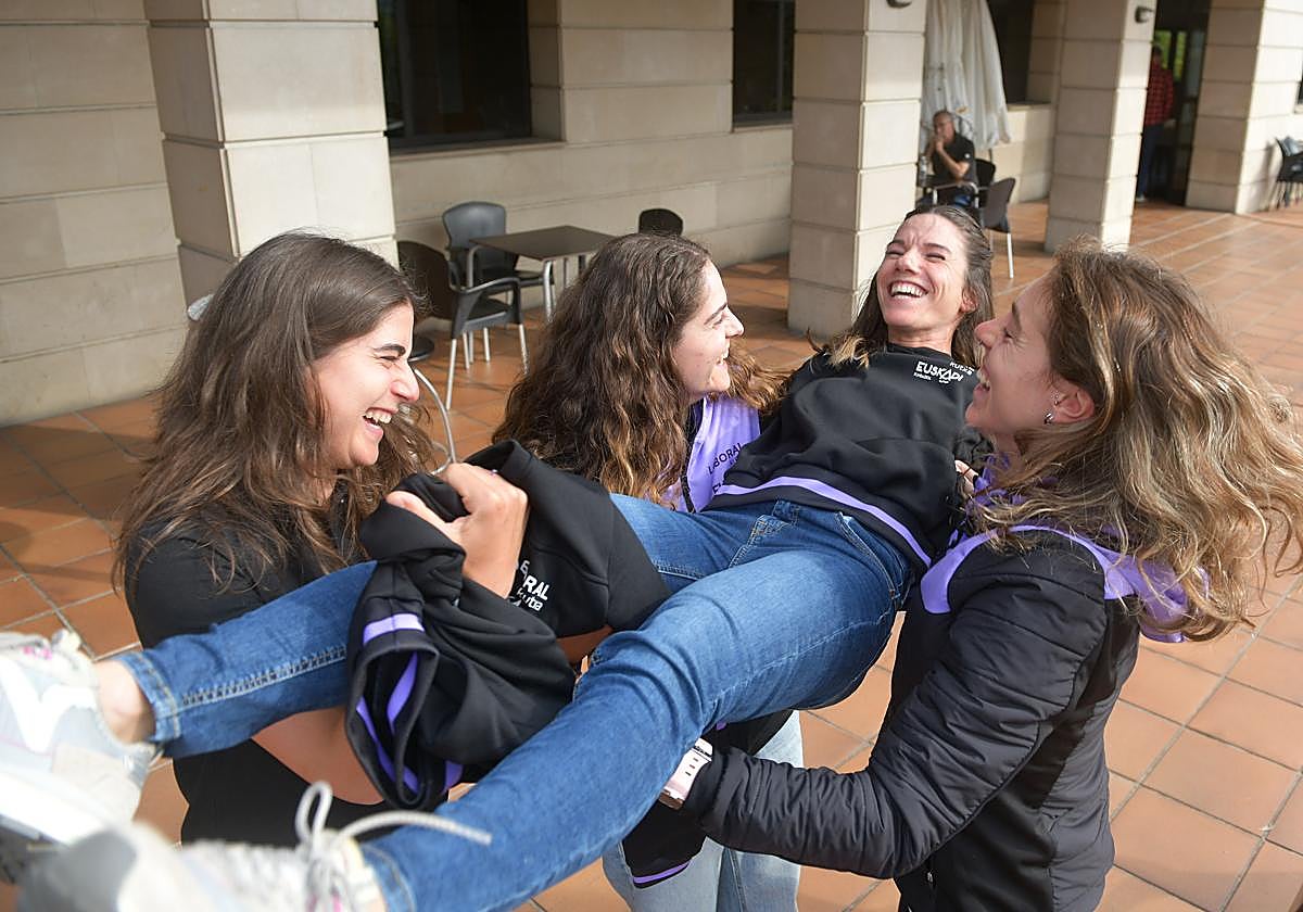 Idoia Eraso, Naia Amondarain y Usoa Ostolaza mantean a Ane Santesteban, ayer en Elorrio.