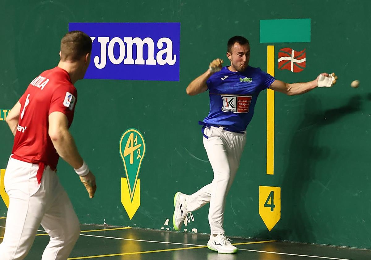 Bakaikoa devuelve una pelota pegada a pared ante la mirada de Artola en el Elorri de Alegia.