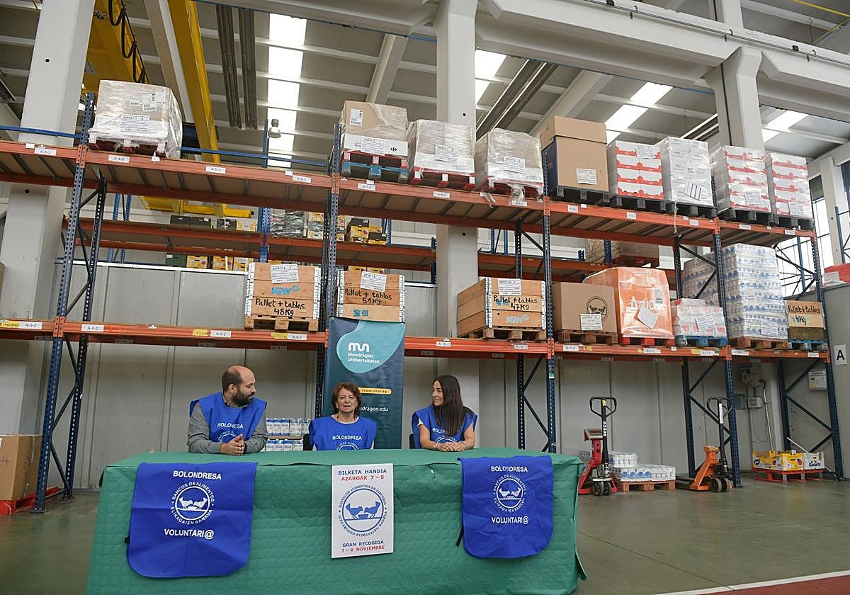 La presidenta del Banco de Alimentos, Belen Mendez de Vigo, junto con Gorka Artola e Idoia Peñacoba.