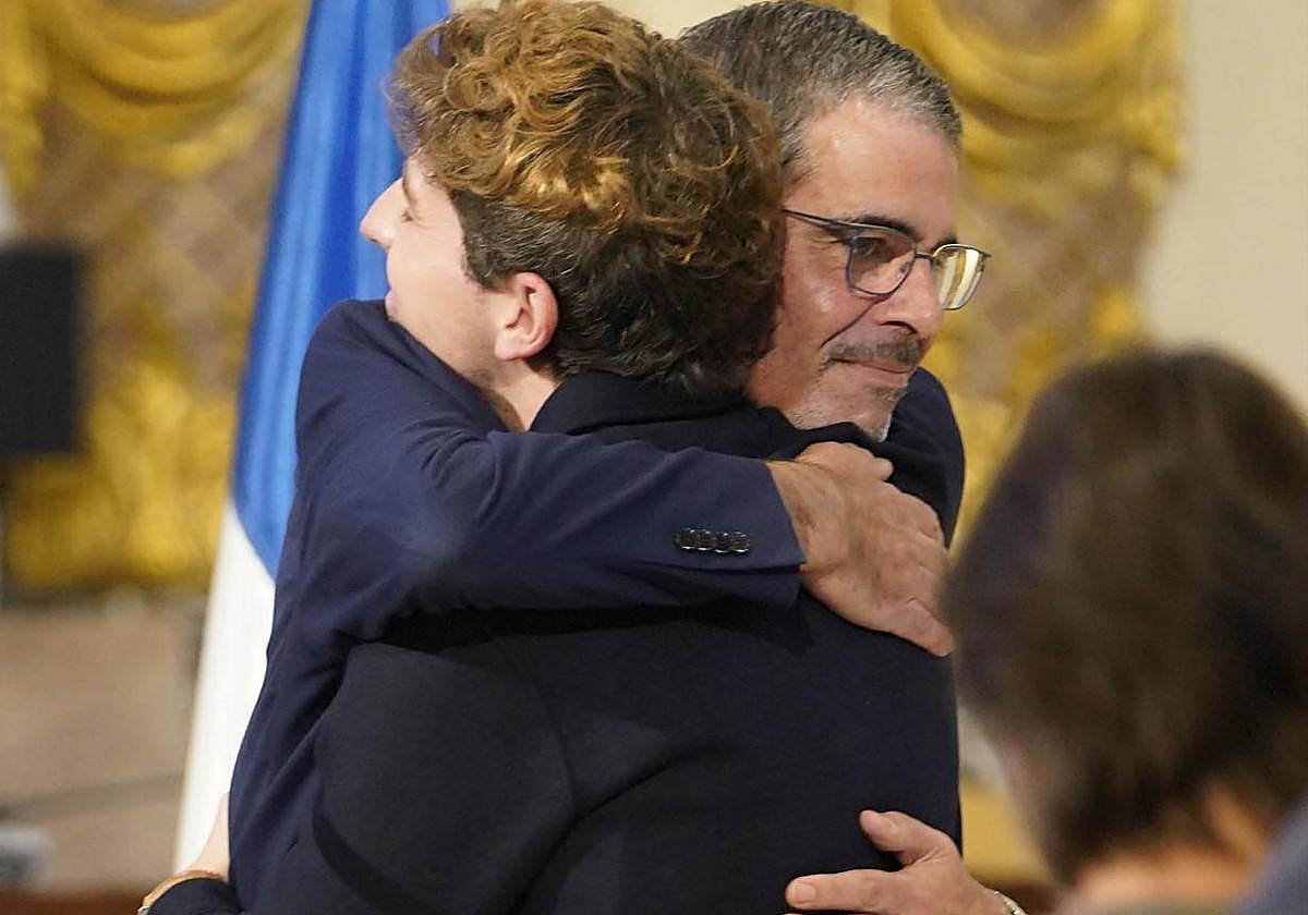 Eneko Goia y Jon Insausti se funden en un abrazo tras anunciar el alcalde su renuncia al cargo