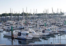 Barcos amarrados en el muelle de Hondarribia.