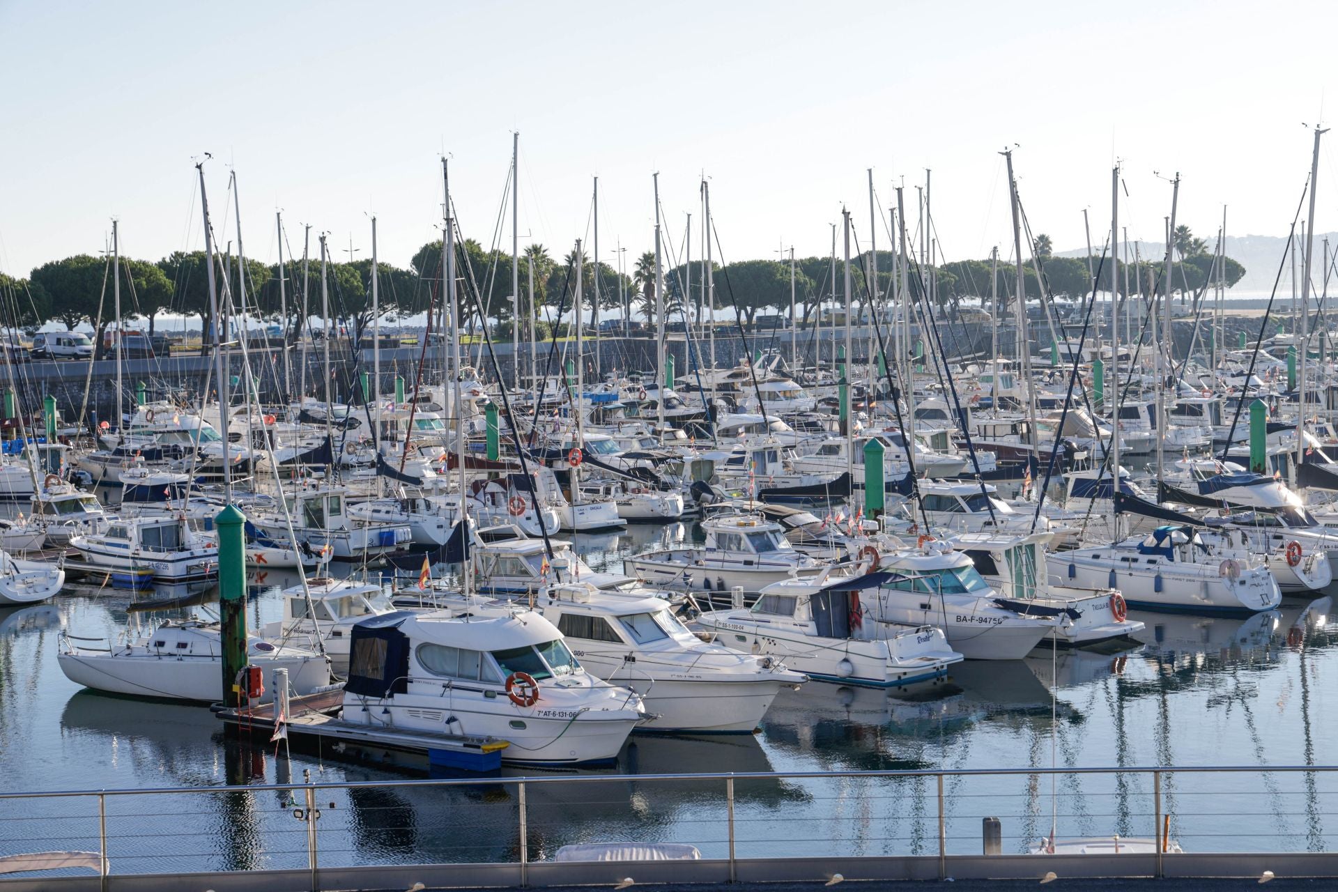 Barcos amarrados en el muelle de Hondarribia.