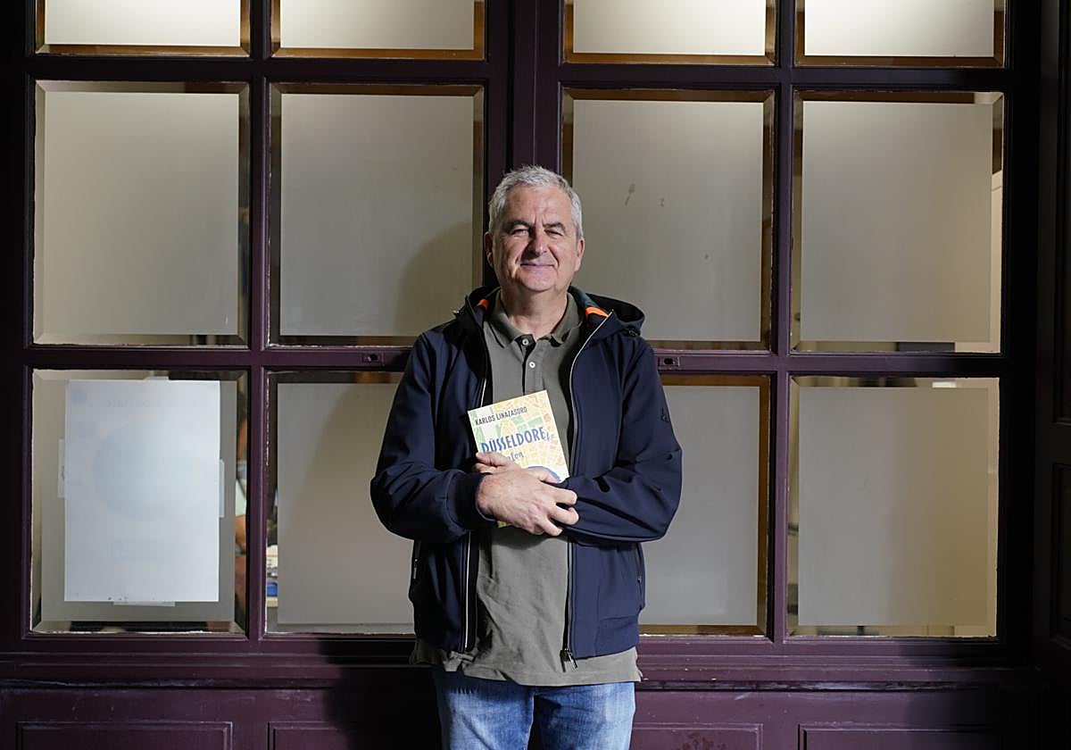 Karlos Linazasoro 'Düsseldorfeko txibatoa' liburua aurkeztu aurretik.