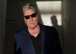 Loquillo recupera su vertiente de clásico rockero con las canciones seleccionadas en 'Corazones legendarios'.