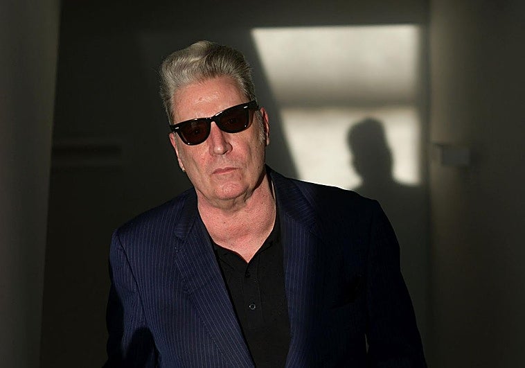 Loquillo recupera su vertiente de clásico rockero con las canciones seleccionadas en 'Corazones legendarios'.