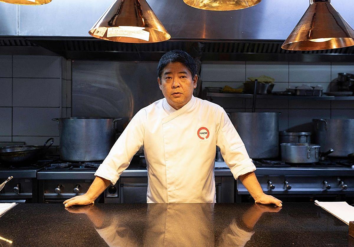 El chef peruano, Mitsuharu Tsumura, en la cocina del restaurante Maido en Lima.