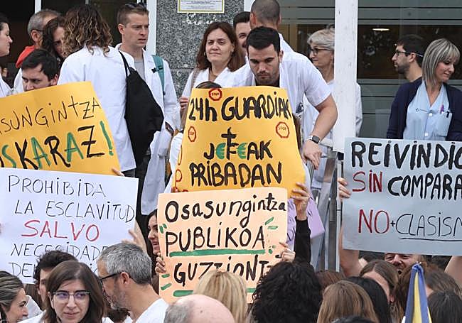 Médicos concentrados a las puertas del Hospital Donostia.
