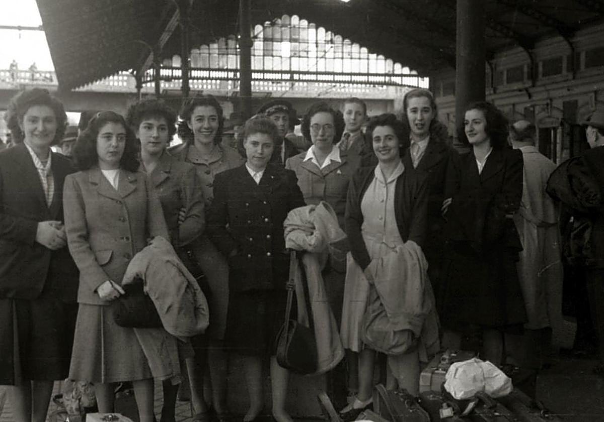 Para recibir o despedirles en el andén había que pagar.