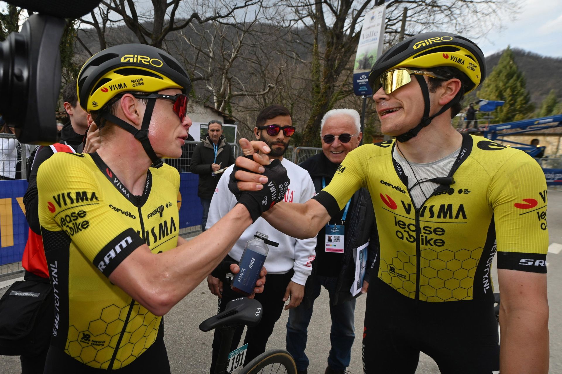 Vingegaard saluda a Uijtdebroeks. Ambos han sido compañeros en el Visma.