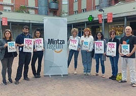 Responsables de Mintzalagun y algunos de los participantes en la iniciativa durante el acto de presentación celebrado en Meipi.