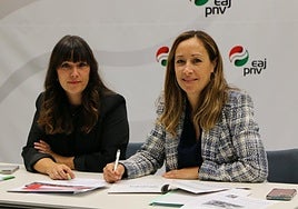 Las concejalas jeltzales Laura Martínez y Alaitz de la Maza.