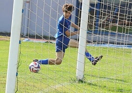 Danel Barriola estrenando el marcador frente al Beasain B.