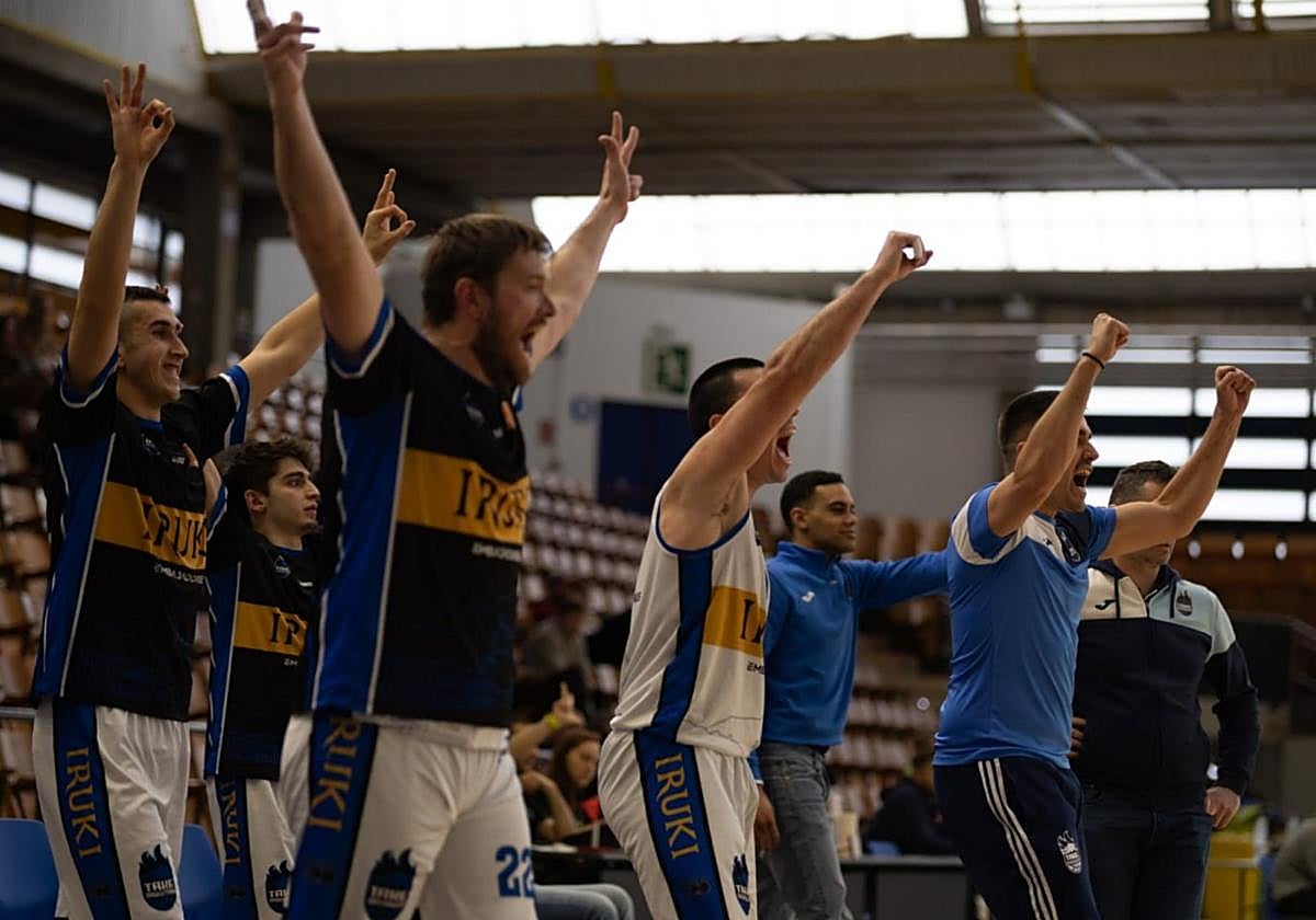 El banquillo del equipo tolosarra celebra una anotación durante un encuentro de pretemporada.