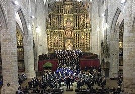 Como se aprecia en esta imagen de un concierto, los focos están muy altos y su acceso es complicado.