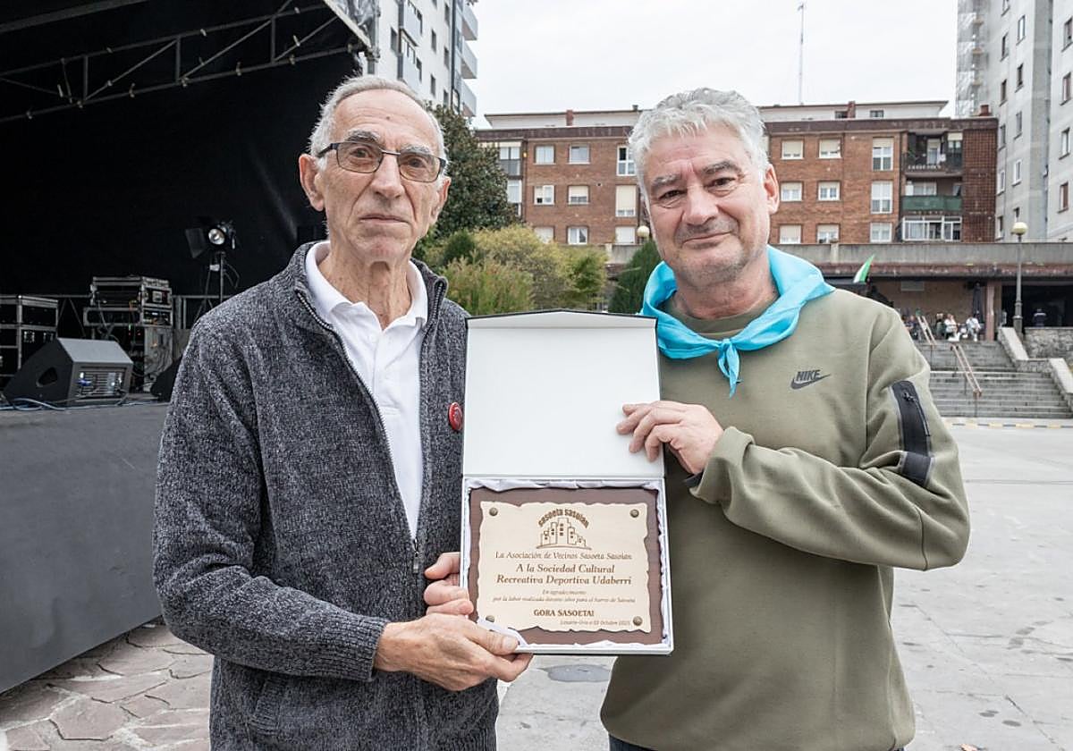 El barrio de Sasoeta ambientó la tarde del viernes, calentando motores para un intenso fin de semana festivo.